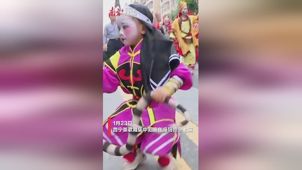 5岁女孩跳英歌舞又猛又萌
