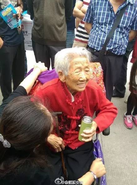 85岁奶奶穿红衣服偷偷给孙子送考