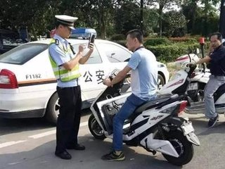 车主称违章照片系拼接警方回应