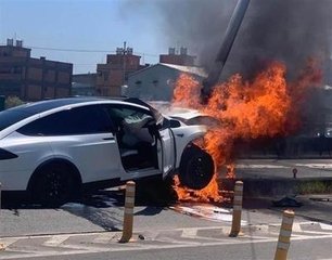 警方通报特斯拉连撞11车事故