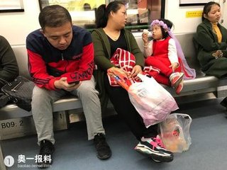 安全员地铁内吃包子