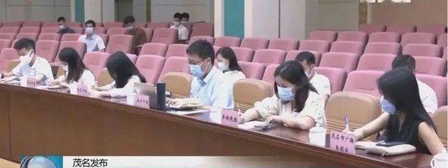 一职校学生站着吃饭