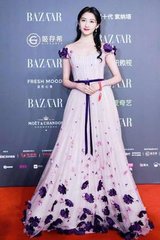 倪妮露肩礼服