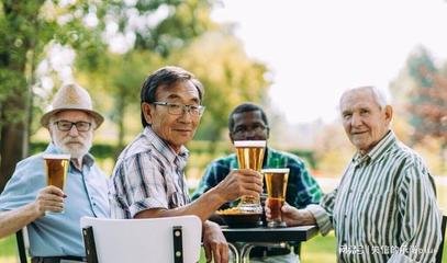 研究:爱喝酒的人老得快