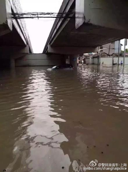 上海暴雨居民拿盆舀出房中积水