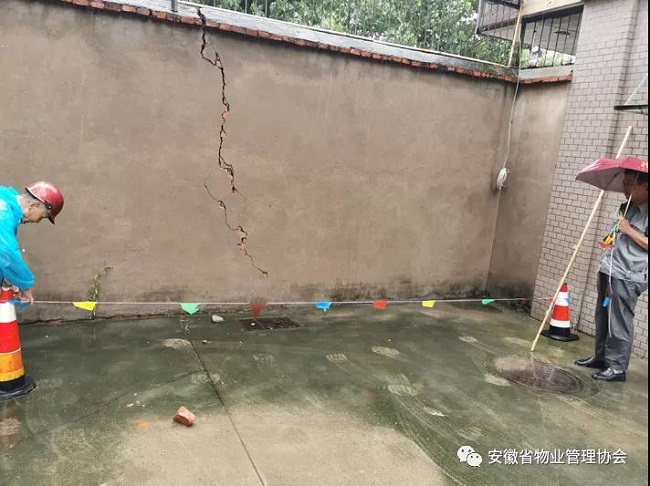 业主砸围墙向隔壁小区排水