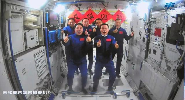 中国三航母全家福来了