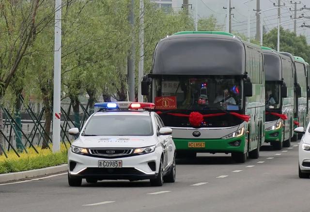 交警连续19年用985车牌警车送考