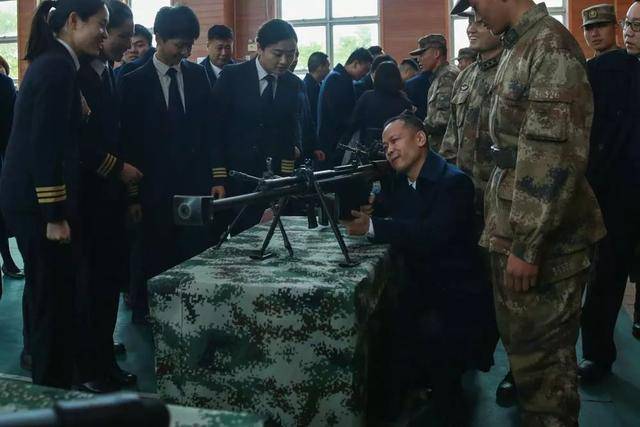 兵哥哥一个动作圈粉在场大学生