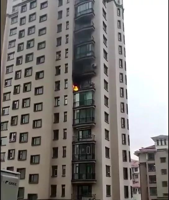吉林辽源一居民楼多层阳台坠落