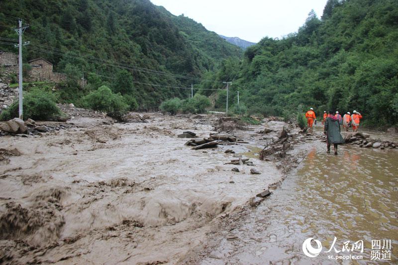 四川阿坝发生暴雨泥石流2人失联