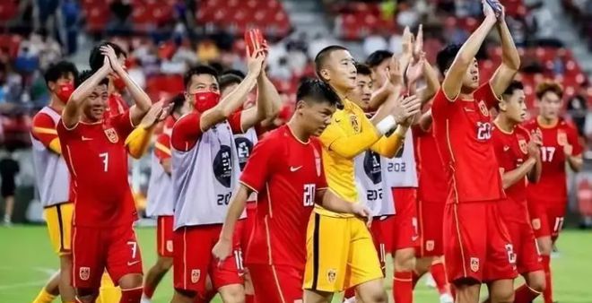 国足对韩国将身穿白色球衣