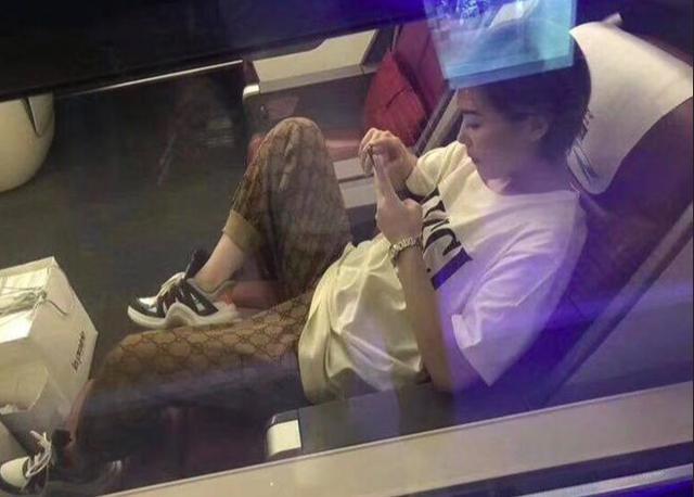 坐高铁要穿长裤引热议：12306回应