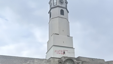 塞尔维亚著名钟楼遭中文涂鸦