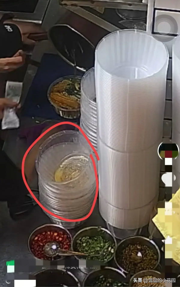 女子称点外卖吃出近10厘米刀片