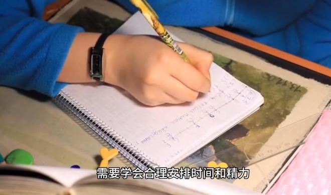 女子辅导儿子作业情绪崩溃踹断脚趾