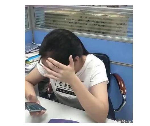 女生高考查分见6开头坐地大哭