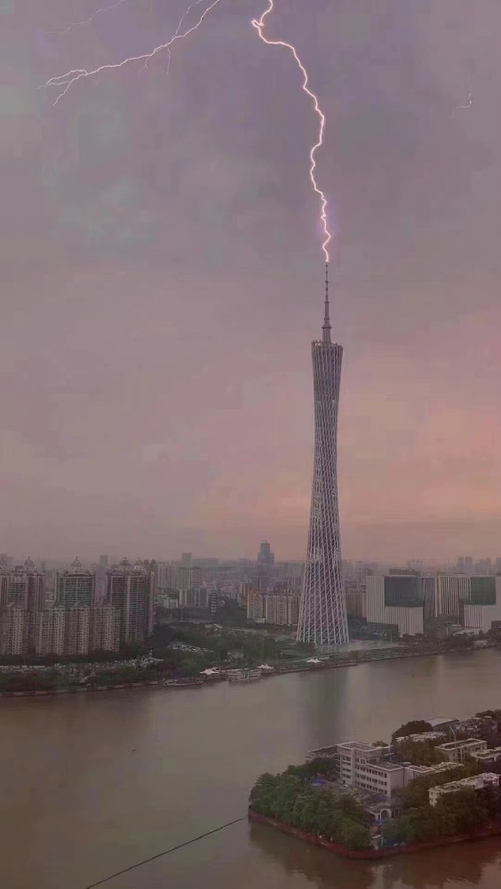 实拍广州塔夜晚6次接闪
