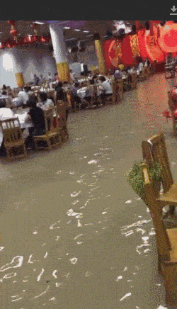 山东暴雨临沂变水城：有人被困后备箱