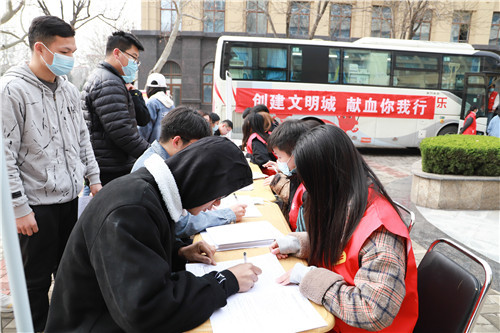 市民排队为德州受伤学生献血