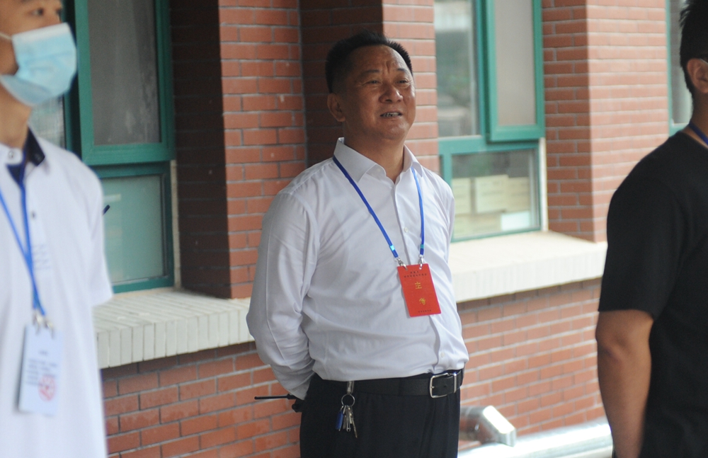 我在考场门口滑倒了当事人发声