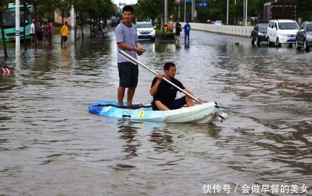暴雨后大爷穿了一身鱼满载而归
