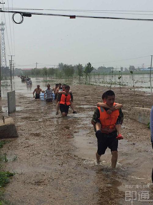 暴雨致5人被困：消防员横渡救援