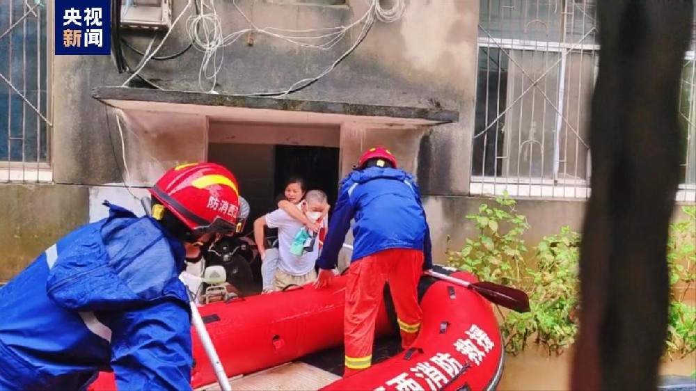 江西乐平内涝有人被困：直击救援