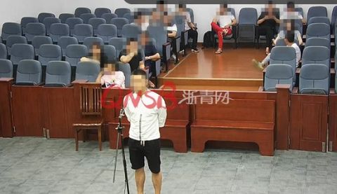 男子街头吵架自扇耳光后铁头碎车窗
