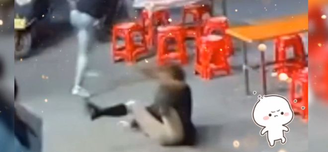 男子被扇耳光后连续击打女子头部