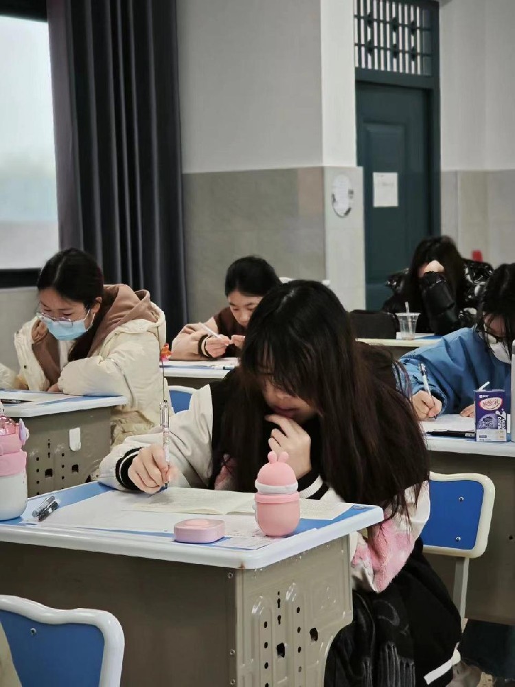 第一位走出考场的学生