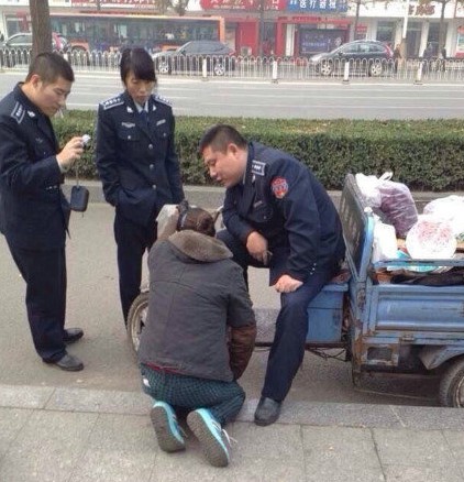 老人下跪求饶旁边人为何拉着城管