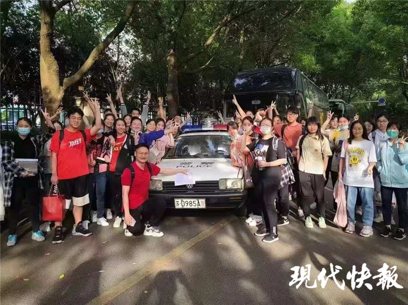 考生争相和“211”车牌警车拍照