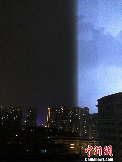 郑州暴雨有人疑因触电离世