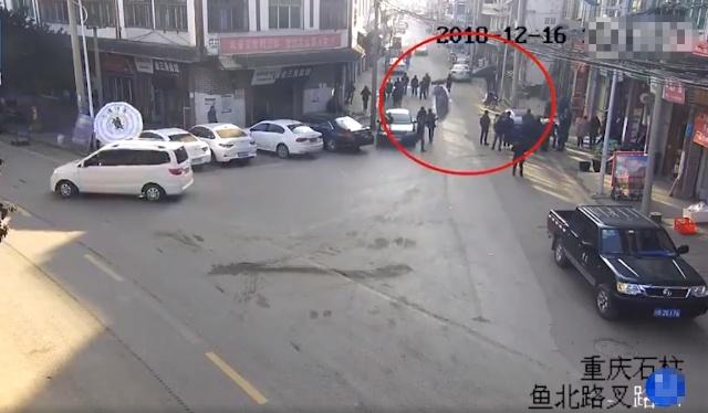 重庆男子驾车连撞多人监控曝光
