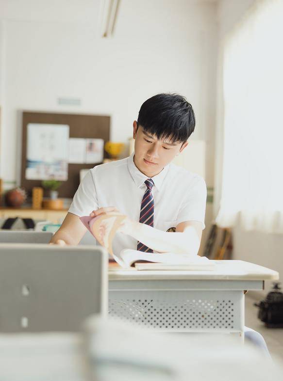 张杰自曝鱼刺卡喉手术经历:严重威胁到了生命!