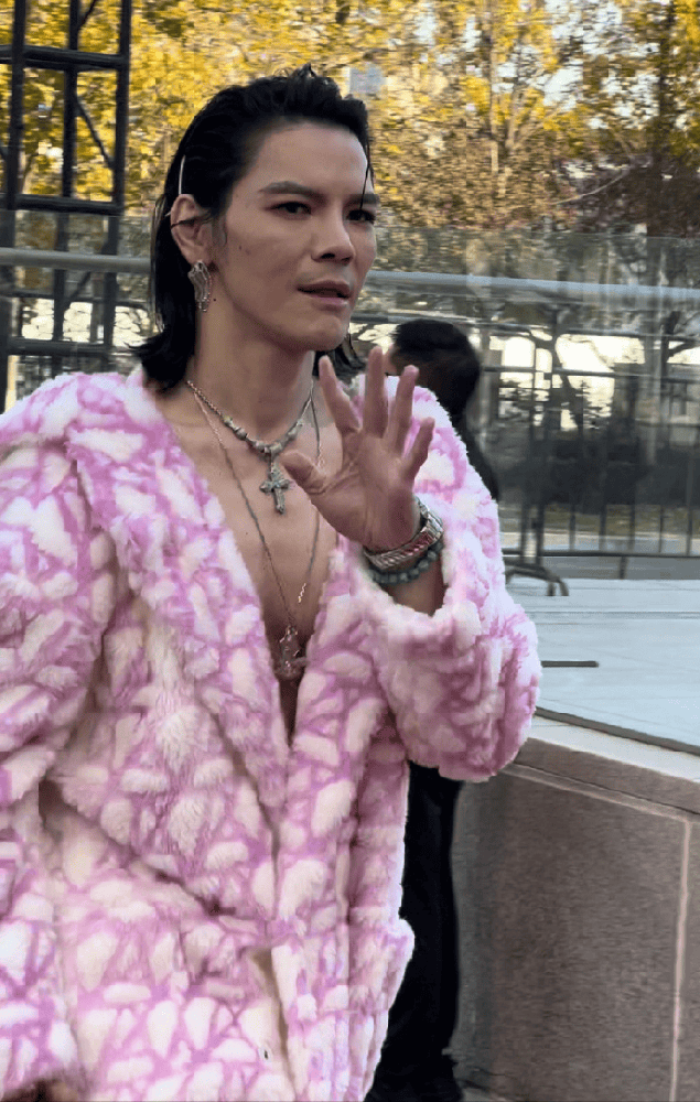向佐直播穿火辣小香风 网友:要瞎了