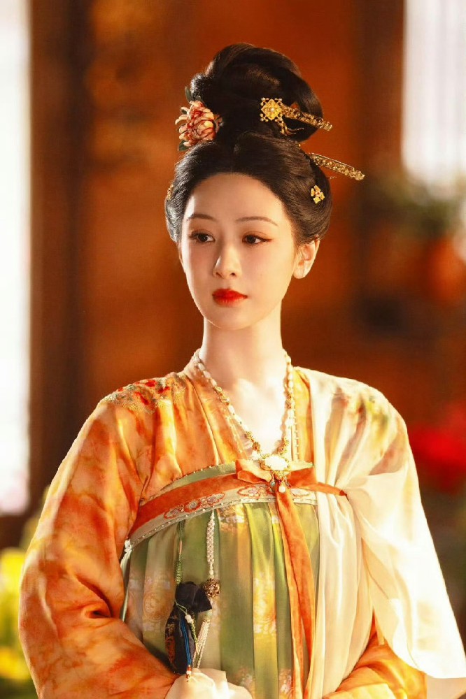 杨紫李现主演《国色芳华》播放量破2亿